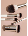 ILIA - Finishing Powder Brush | Non-Toxic, Vegan, Cruelty-Free, Blending With White Wood Handle + Soft, Synthetic Bristles